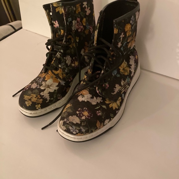 Barely Used Canvas Floral Doc Martens Size 6 - Picture 5 of 5